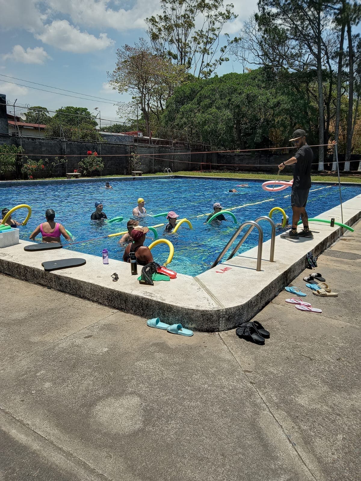Equipo de Gold Swimming entrenando