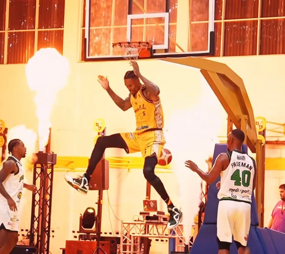 Jugador de baloncesto durante una entrada con efectos de fuego