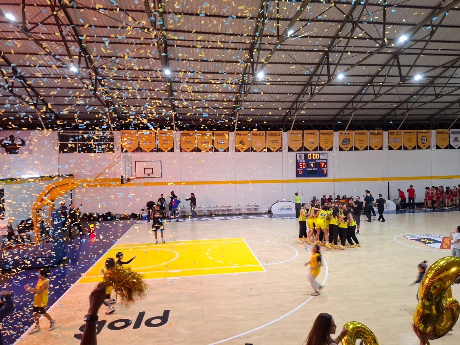 Celebración al cierre de un evento de baloncesto Gold