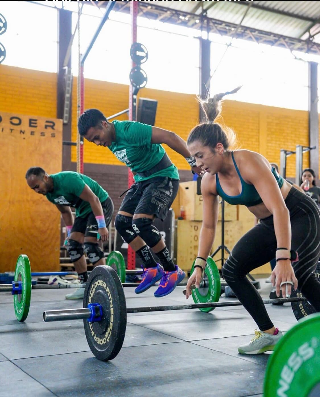 Atletas durante una prueba de levantamiento en competencia funcional