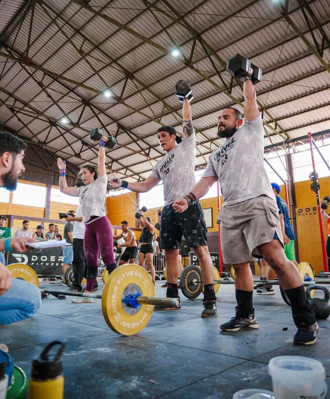 Equipo de atletas levantando pesas durante una competencia funcional